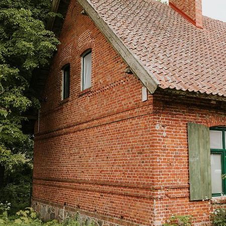 Stara Szkola Nad Jeziorem Czarne  Esterno foto