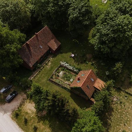 Stara Szkola Nad Jeziorem Czarne  Esterno foto