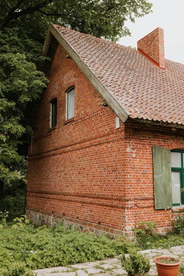 Stara Szkola Nad Jeziorem Czarne  Esterno foto