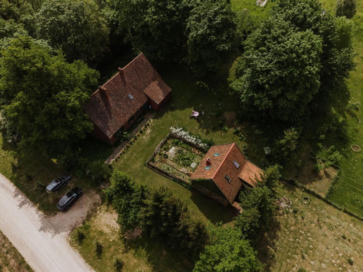 Stara Szkola Nad Jeziorem Czarne  Esterno foto